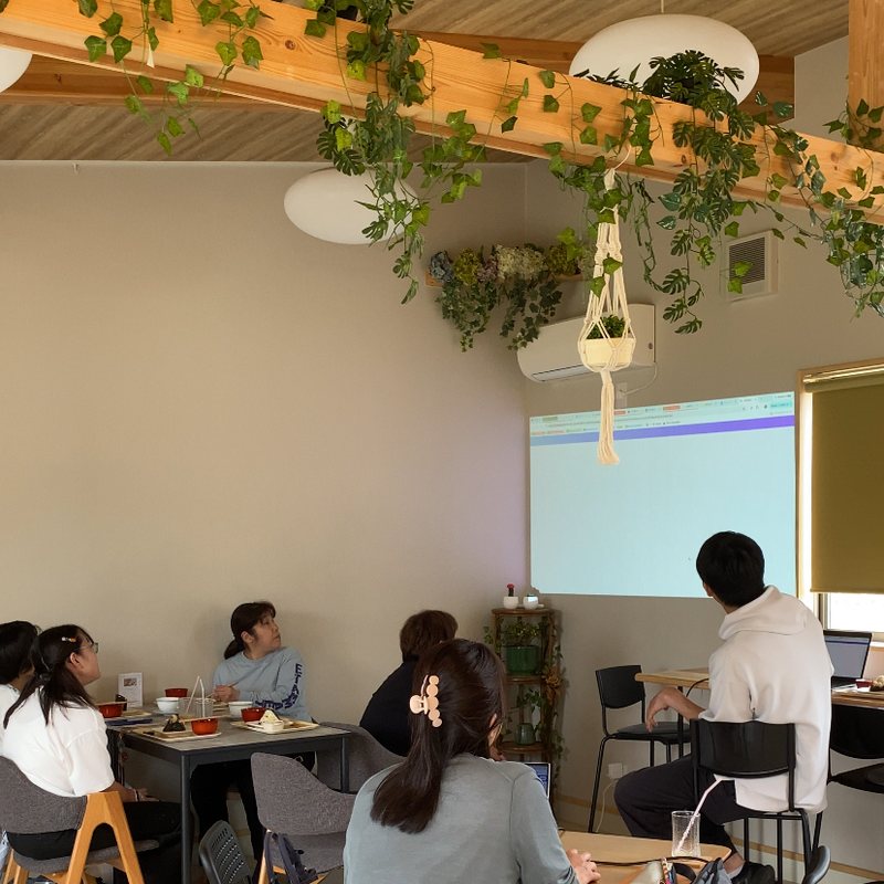 スクリーンを見ながら学ぶ教室の様子